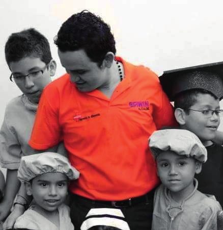 Erwin en actividad de campaña con niños de la comunidad