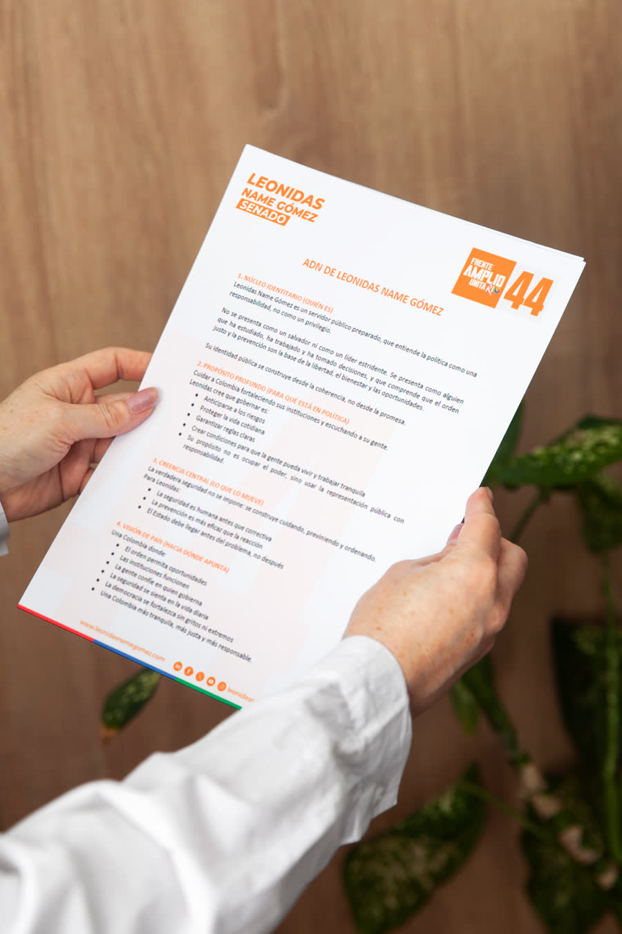 Mockup de membrete y documento estratégico de campaña, 'ADN del candidato'