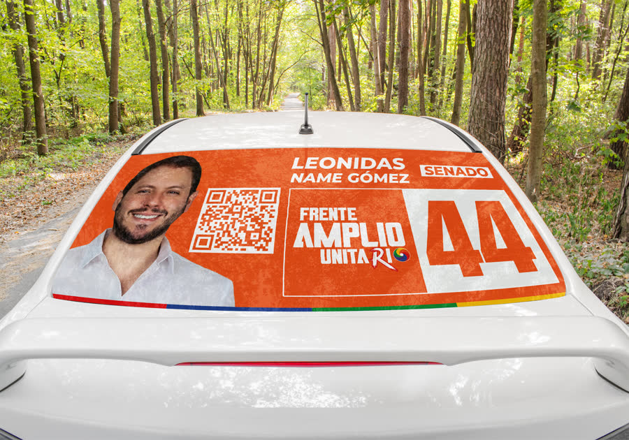 Mockup de calcomanía de campaña sobre el vidrio trasero de un carro, con foto, código QR y datos del candidato
